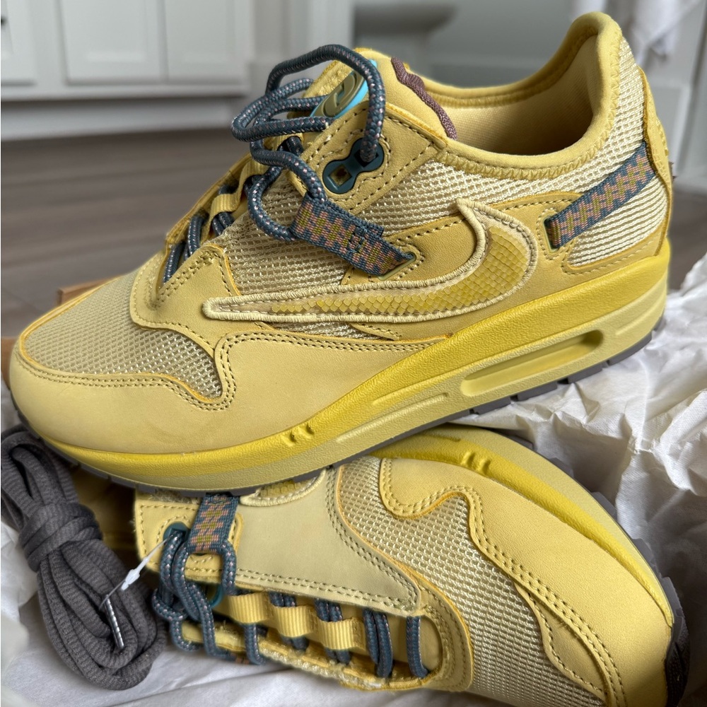 Travis Scott x AirMax 1 “Saturn Gold” Limited Edition